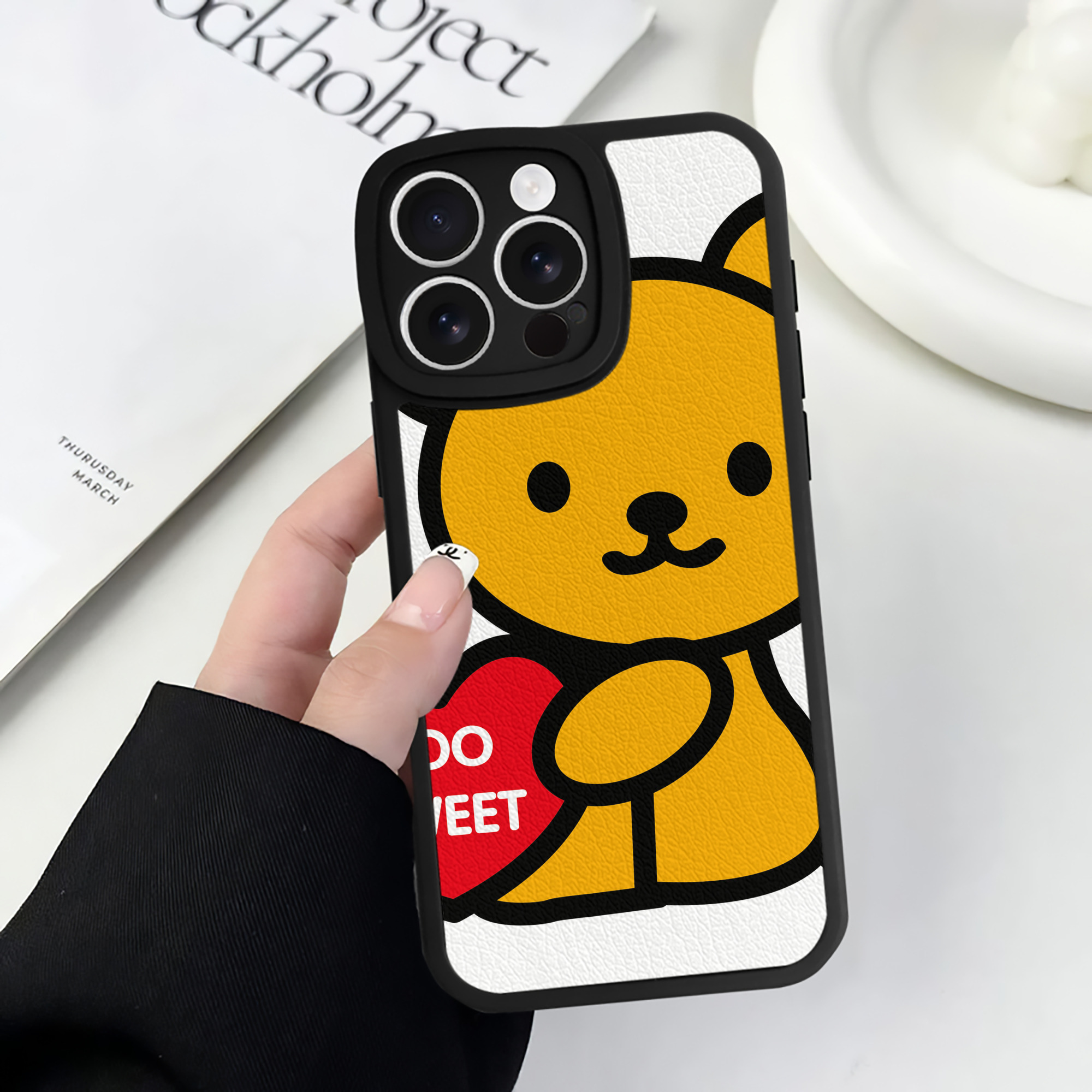（画像用） Hello Kitty ハローキティ 【iPhone 16シリーズ対応】シリコンスマホケース（レザー調） 材質：シリコン